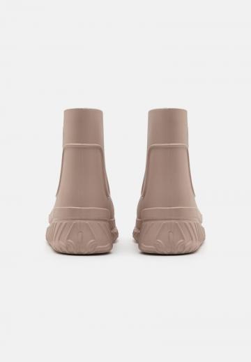 Сапожки на танкетке