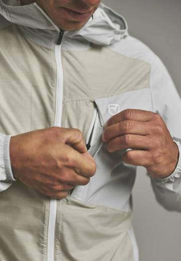 Спортивная куртка