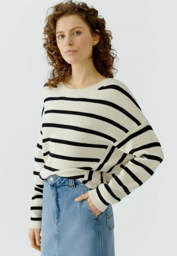 Пуловер в полоску