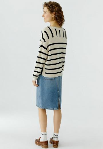 Пуловер в полоску