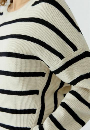 Пуловер в полоску