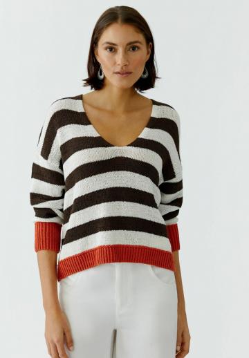 Пуловер в полоску