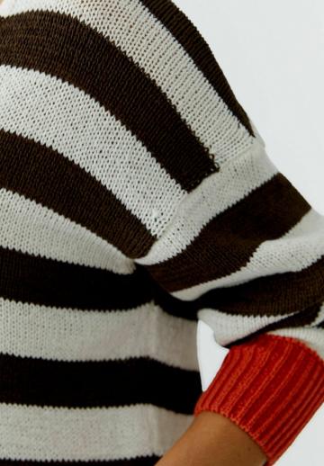 Пуловер в полоску