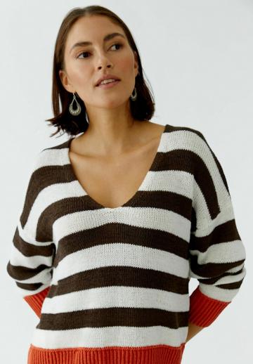 Пуловер в полоску