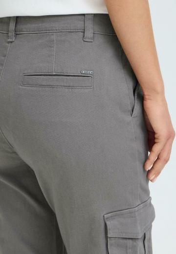 Брюки с накладными карманами