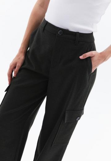 Брюки с накладными карманами