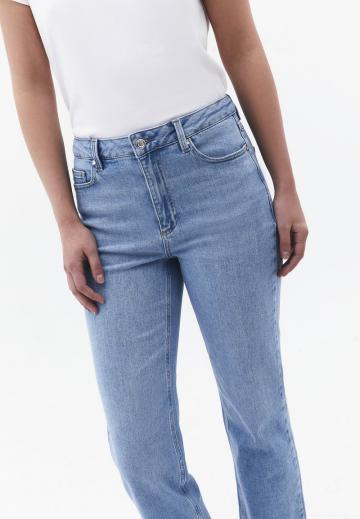 Прямые джинсы