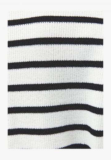 Пуловер в полоску