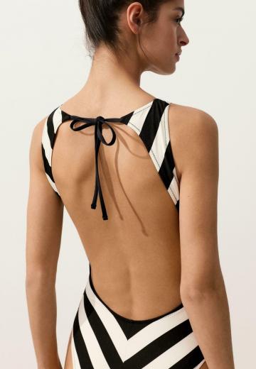 Слитный купальник