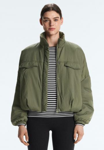 Куртка с накладнымит карманами