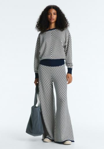 Пуловер в полоску