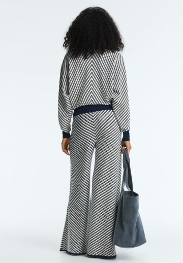 Пуловер в полоску