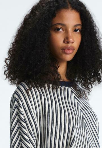 Пуловер в полоску