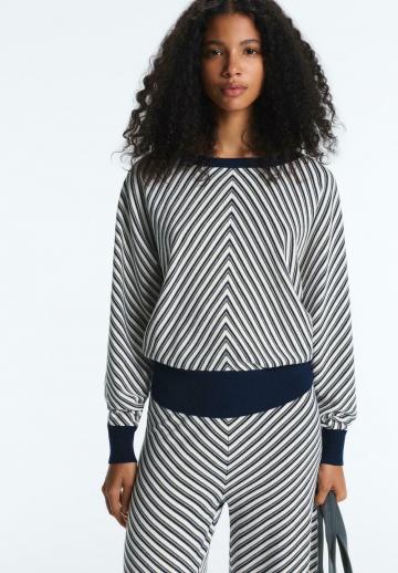 Пуловер в полоску