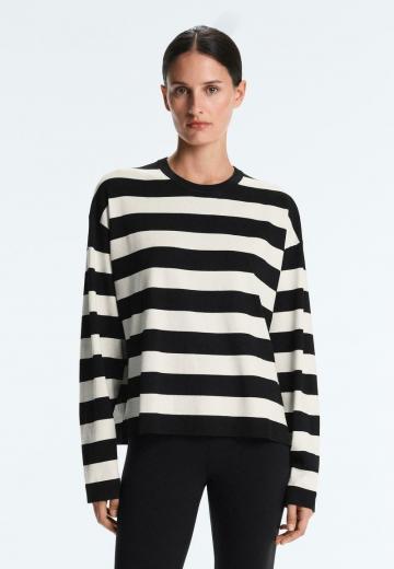 Пуловер в полоску