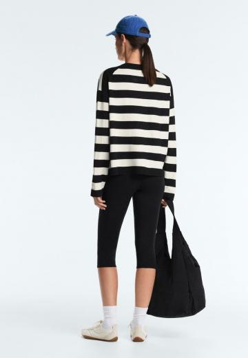 Пуловер в полоску