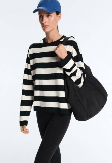 Пуловер в полоску