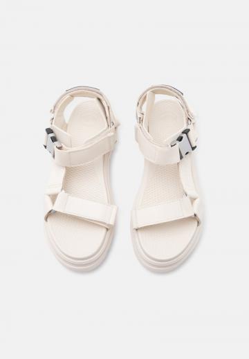 Босоножки на танкетке