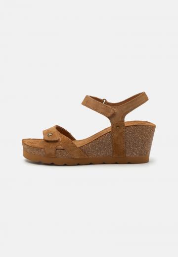 Босоножки на танкетке