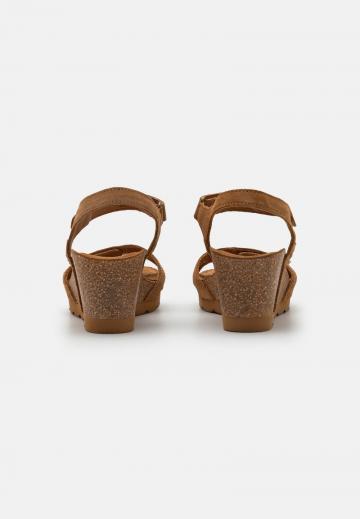 Босоножки на танкетке