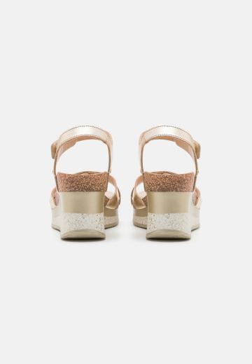 Босоножки на танкетке