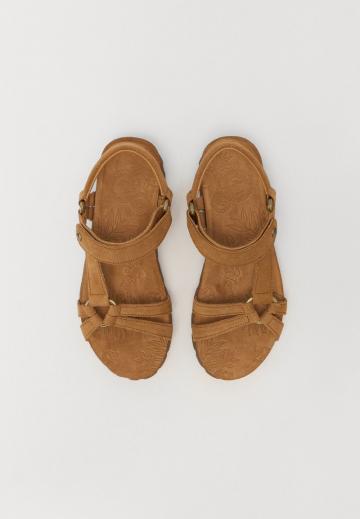 Босоножки на танкетке