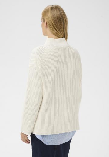 Пуловер в полоску