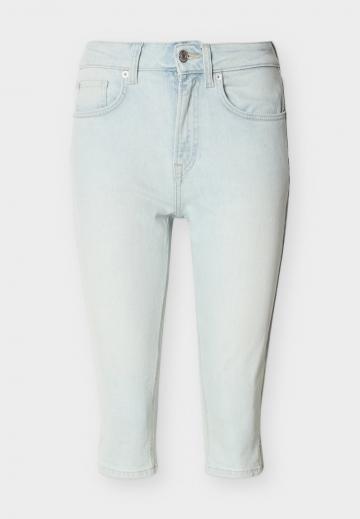 Короткие джинсы