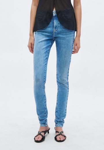 Узкие джинсы