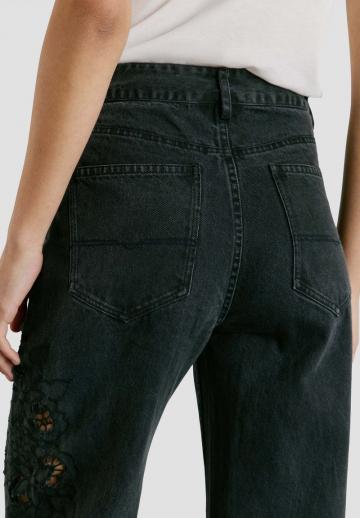 Прямые джинсы