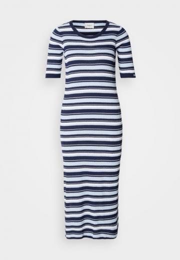 Вязаное платье