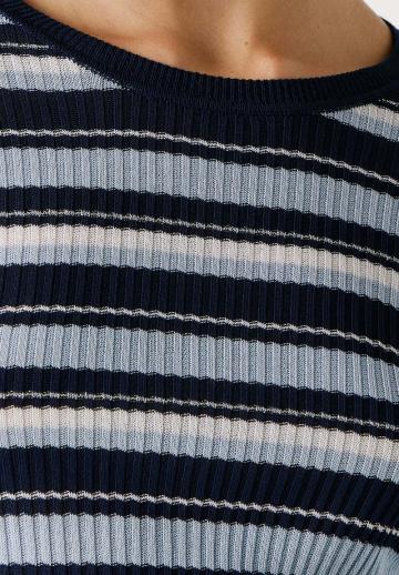 Пуловер в полоску