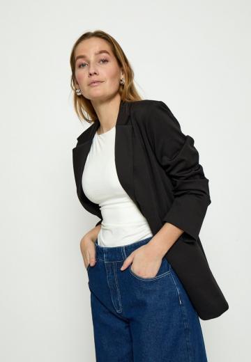 Короткое пальто