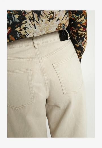 Короткие джинсы