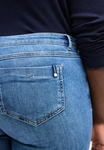 Короткие джинсы