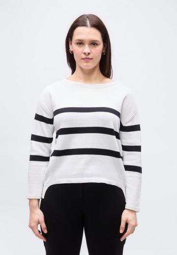 Пуловер в полоску