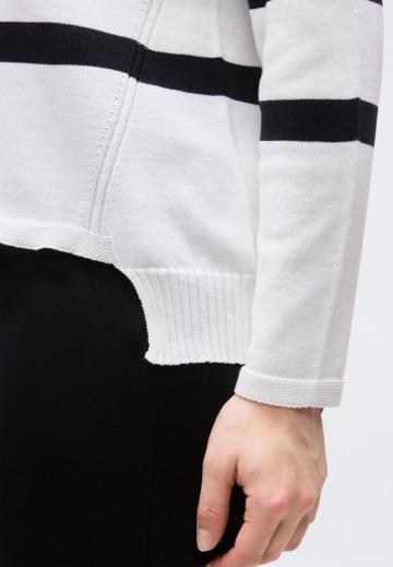 Пуловер в полоску