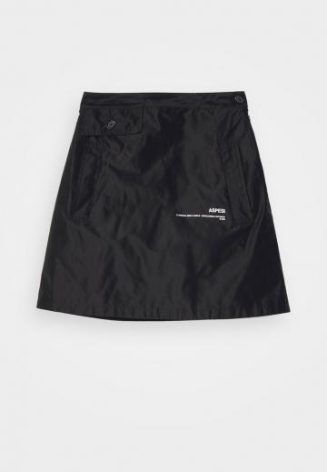 Юбка с накладными карманами