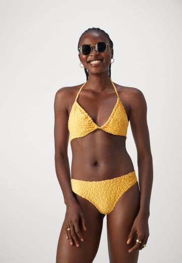 Треугольное бикини