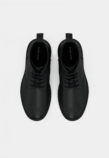 Ботинки на шнуровке