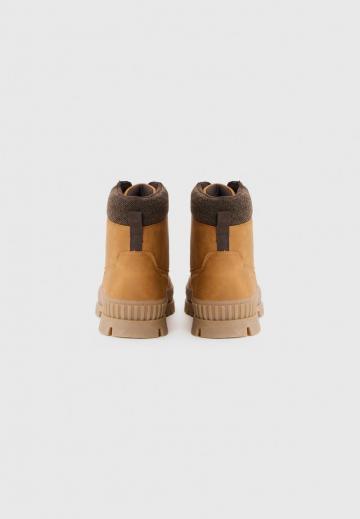 Ботинки на шнуровке