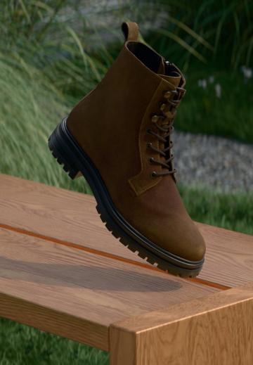 Ботинки на шнуровке