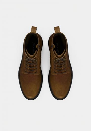 Ботинки на шнуровке