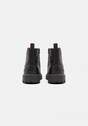 Ботинки на шнуровке