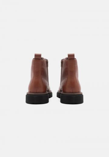 Ботинки на шнуровке