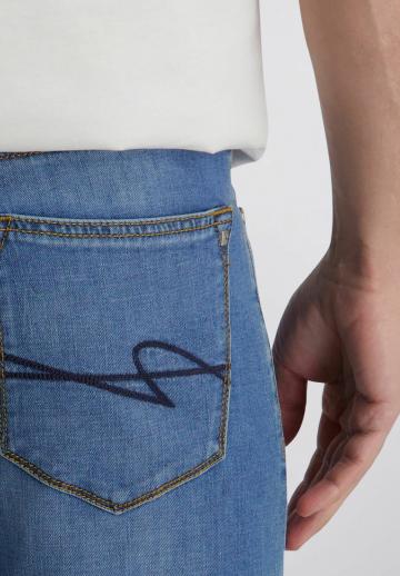 Прямые джинсы