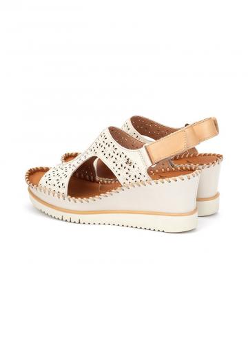 Босоножки на танкетке