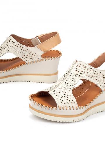 Босоножки на танкетке