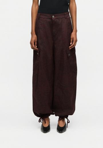 Брюки с накладными карманами