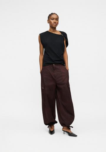 Брюки с накладными карманами